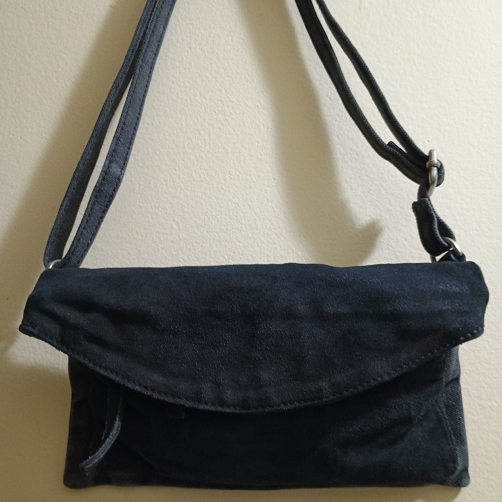 FREE PEOPLE DARK BLUE SUEDE CROSSBODY! LIKE NEW!